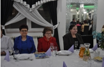 Cztery kobiety siedzące przy stole 