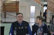Mężczyzna i kobieta siedzący przy stole w restauracji 