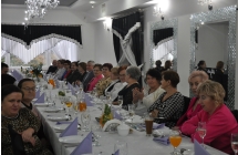 Kilkadziesiąt osób siedzących przy stole w restauracji 