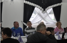 Kilka osób przy stole w restauracji 