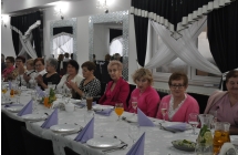 Grono kobiet siedzących przy stole w restauracji 