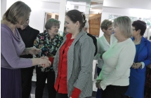 Kobieta podająca legitymację członkostwa w stowarzyszeniu kobiecie 