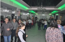 Kilkadziesiąt osób bawiących się na parkiecie w restauracji 
