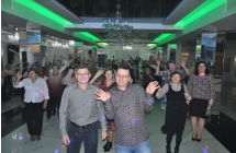Grono kilkudziesięciu osób bawiących się na parkiecie 