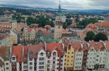 Krajobraz na górzyste tereny oraz barwne budynki 