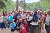 Grupa kilkudziesięciu osób na wycieczce. Pozują do wspólnej grupowej fotografii