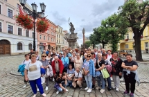 Kilkudziesięciu członków wycieczki na zdjęciu grupowym 