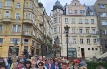 Członkowie grupy na tle zabytkowych budynków 