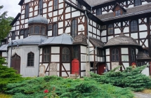  Stary, zabytkowy budynek 