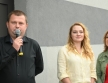 Mężczyzna mówiący do mikrofonu, obok dwie kobiety 