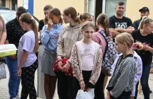 Grupa dzieci i dorosłych przed plenerem malarskim 