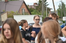 Kilkanaście osób przed budynkiem 