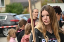 Dziewczynka trzymająca sztalugę 