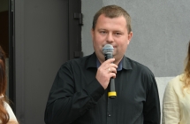 Mężczyzna mówiący do mikrofonu 