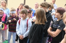 Kilkanaścioro młodych ludzi przed salą 