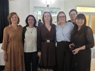 Sześć kobiet uśmiecha się do zdjęcia